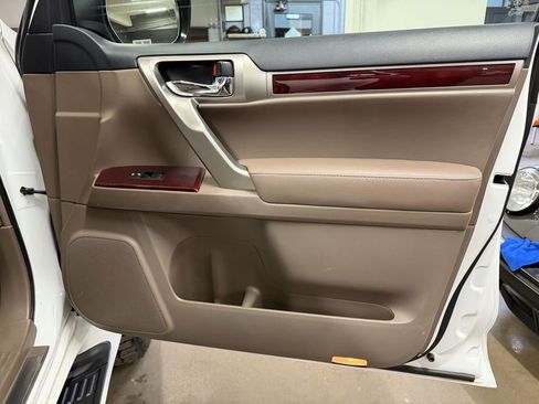 Used 2016 Lexus GX 460 image 31