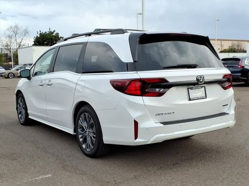 New 2026 Honda Odyssey Touring image 7