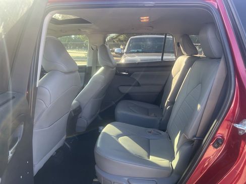 Used 2024 Toyota Highlander XLE FWD image 13
