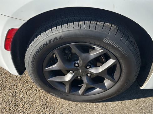 Used 2020 Chrysler Pacifica Touring w/ S Appearance Package image 40