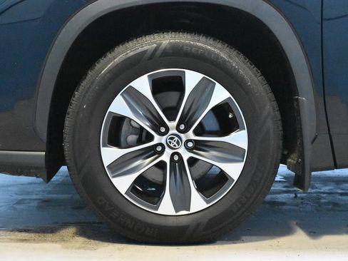 Used 2022 Toyota Highlander XLE AWD/4WD image 28