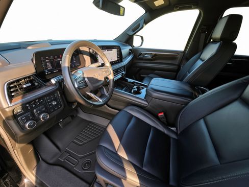 Used 2025 Chevrolet Suburban Z71 AWD/4WD image 9