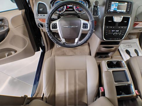 Used 2016 Chrysler Town & Country Touring image 75