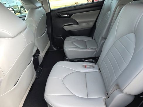 Used 2020 Toyota Highlander XLE image 11