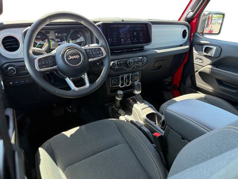 Used 2025 Jeep Wrangler Unlimited Sahara AWD/4WD image 16