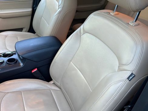Used 2017 Ford Explorer Limited image 30