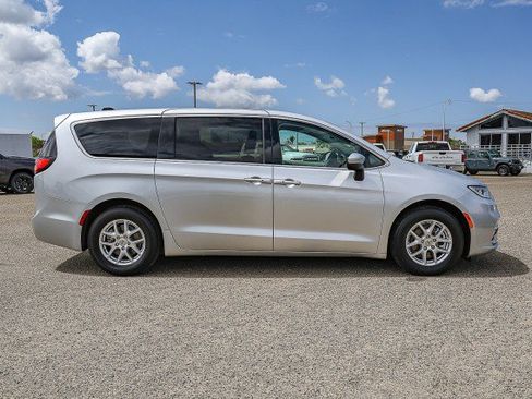 Used 2023 Chrysler Pacifica Touring-L FWD image 3