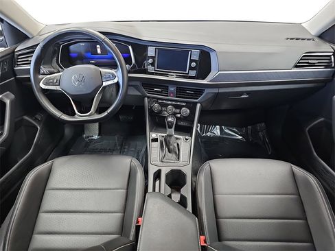 Used 2024 Volkswagen Jetta SE image 9
