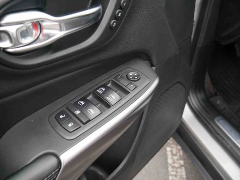 Used 2019 Jeep Cherokee Limited image 25