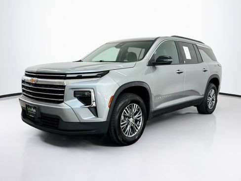 Used 2025 Chevrolet Traverse LT AWD/4WD image 3
