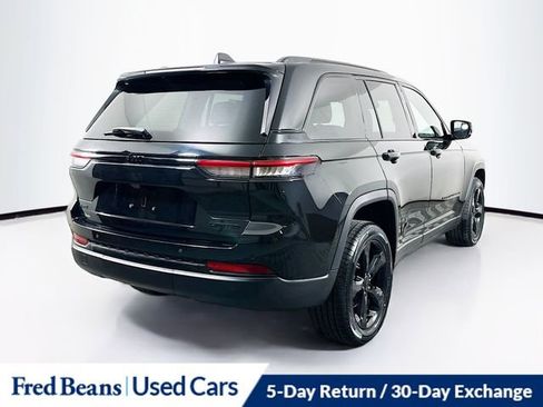 Used 2023 Jeep Grand Cherokee Limited w/ Black Appearance Package image 8