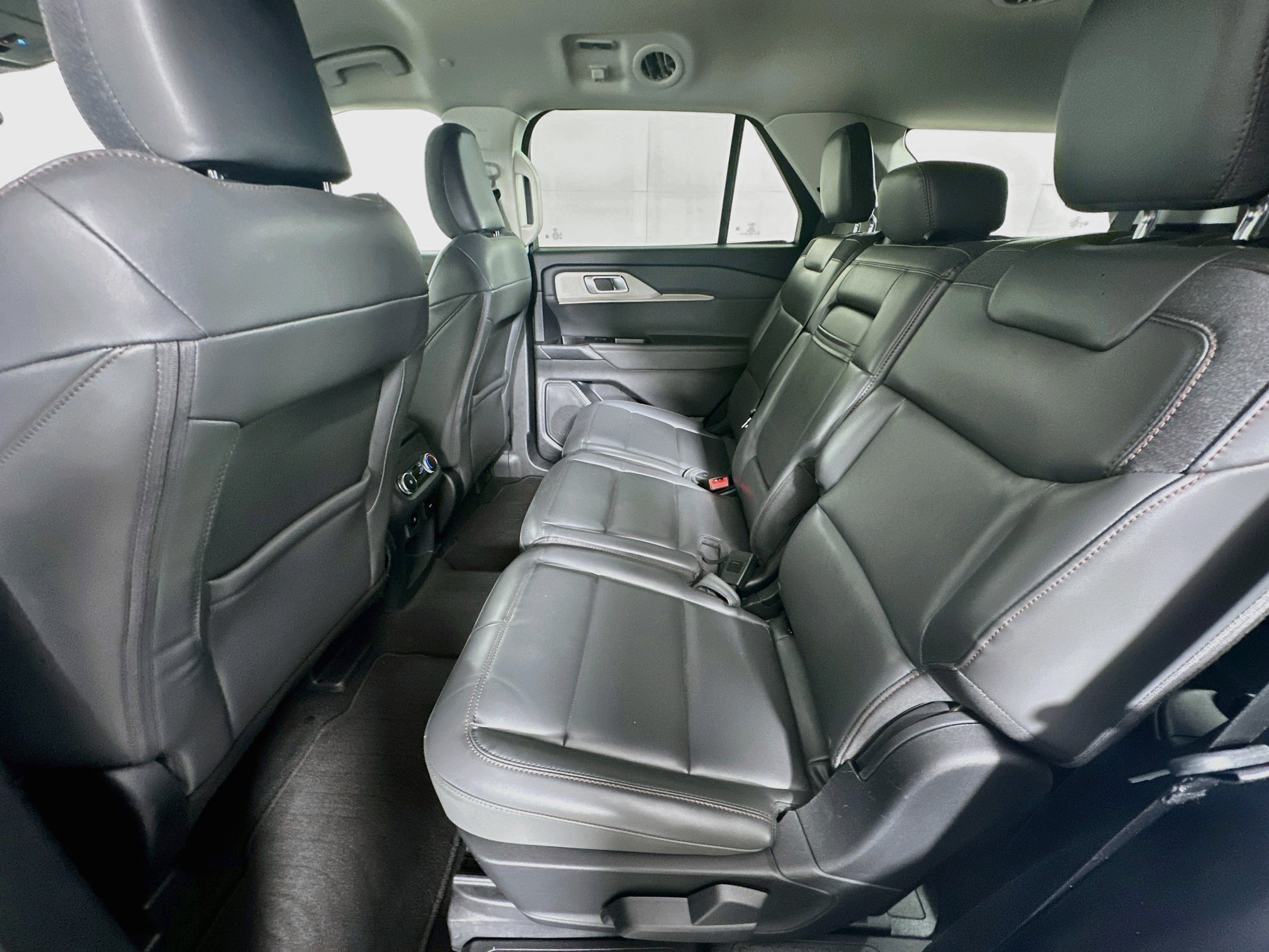 Used 2025 Ford Explorer Active w/ Active Comfort Package RWD image 27
