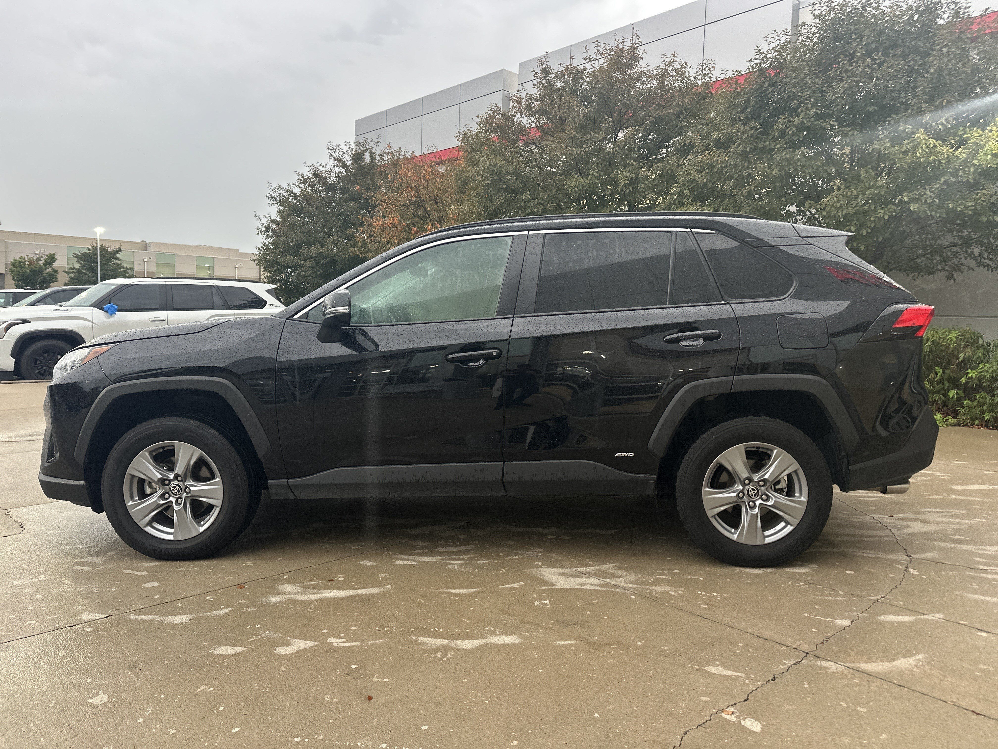 Used 2025 Toyota RAV4 XLE AWD/4WD image 9