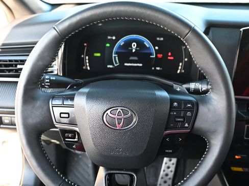 Used 2025 Toyota Camry SE AWD (Natl) image 19