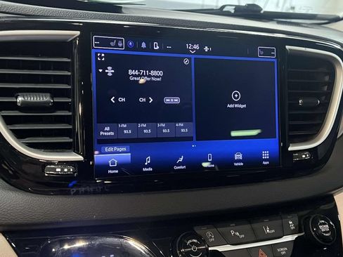 Used 2023 Chrysler Pacifica Touring-L FWD image 18