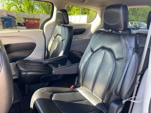 Used 2023 Chrysler Pacifica Touring-L FWD image 18
