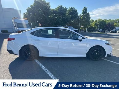 Used 2025 Toyota Camry SE FWD image 3