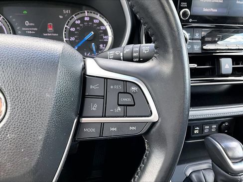 Used 2022 Toyota Highlander XLE AWD/4WD image 16