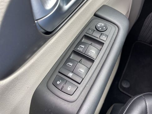 Used 2024 Chrysler Pacifica Touring-L FWD image 32