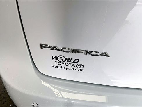 Used 2024 Chrysler Pacifica Touring-L FWD image 10