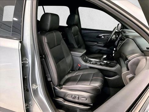 Used 2023 Chevrolet Traverse RS FWD image 9