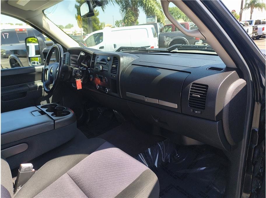 Used 2010 Chevrolet Silverado 2500 LT w/ Interior Plus Package AWD/4WD image 13