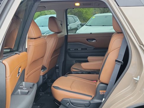 Used 2024 Nissan Pathfinder Platinum image 14