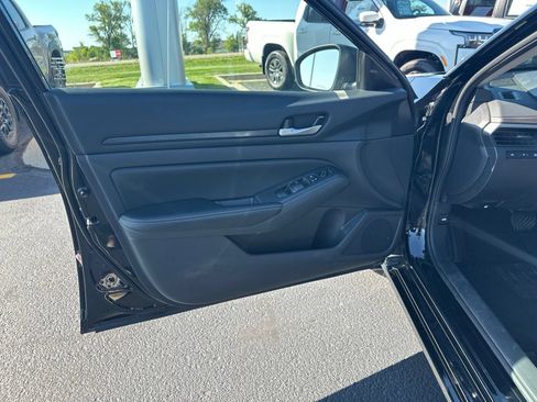 Used 2025 Nissan Altima 2.5 SV AWD/4WD image 16