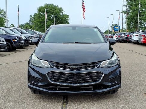 Used 2018 Chevrolet Cruze LT w/ LT Convenience Package FWD image 2