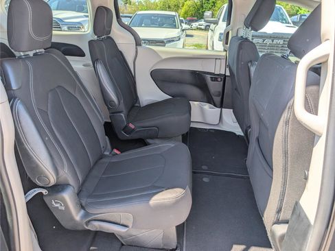 Used 2023 Chrysler Voyager LX FWD image 11