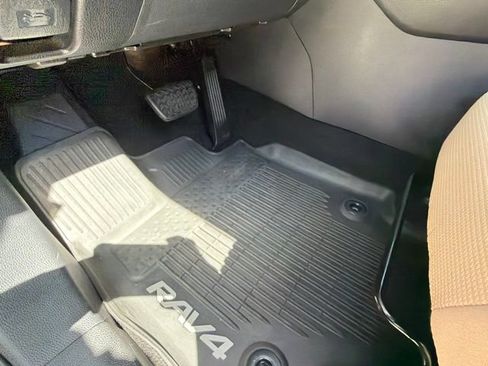 Used 2019 Toyota RAV4 LE FWD image 30