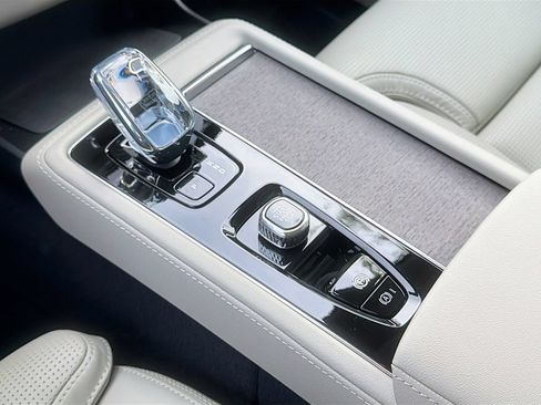 New 2026 Volvo XC90 T8 Ultra w/ Protection Package Premier AWD/4WD image 17