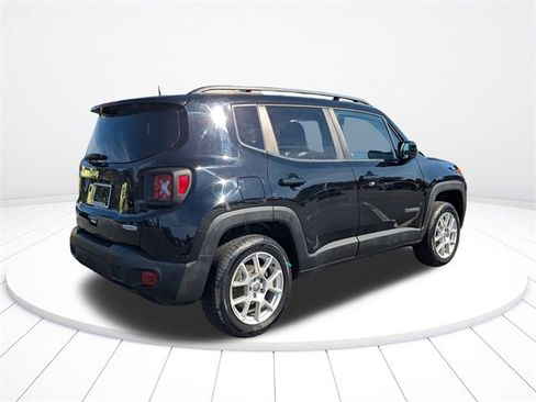 Used 2019 Jeep Renegade Latitude w/ Cold Weather Group image 3