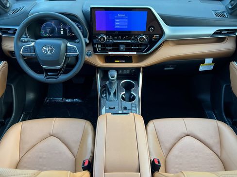 New 2025 Toyota Highlander Platinum image 4