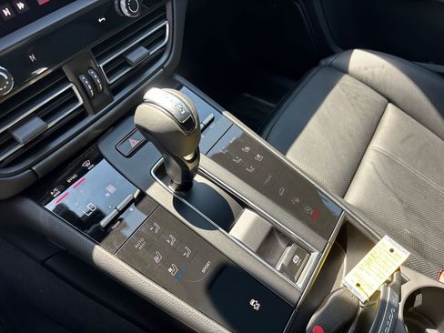 Certified 2025 Porsche Macan AWD/4WD image 28
