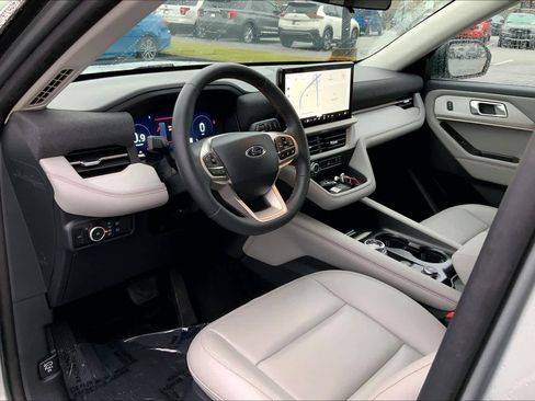 Used 2025 Ford Explorer Active w/ Active Comfort Package RWD image 17
