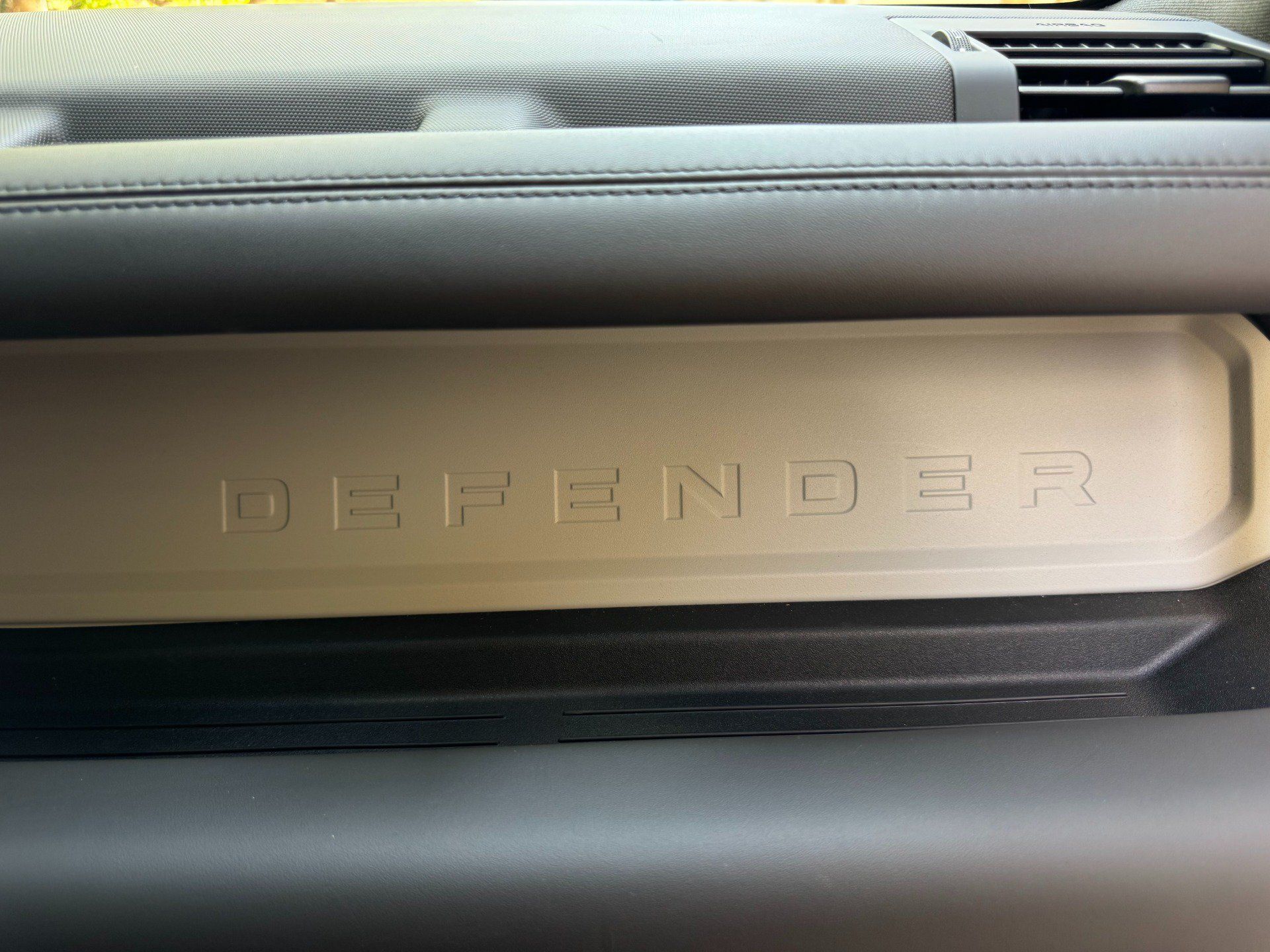 Used 2023 Land Rover Defender 110 X-Dynamic SE AWD/4WD image 22
