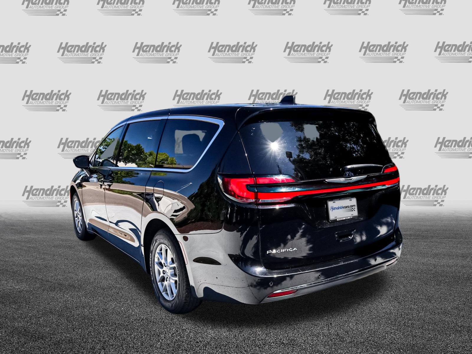 Used 2025 Chrysler Pacifica Select FWD image 8