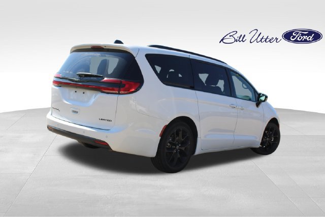 Used 2025 Chrysler Pacifica Limited FWD image 5