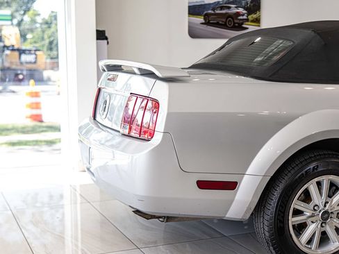 Used 2006 Ford Mustang Convertible RWD image 12
