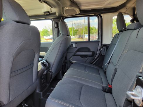Used 2025 Jeep Wrangler Unlimited Sahara AWD/4WD image 16