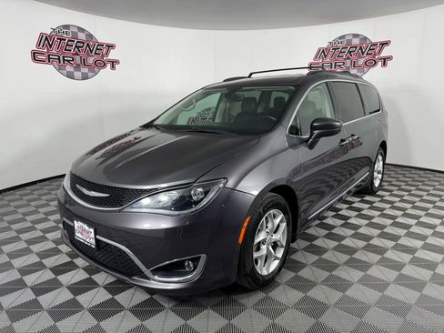 Used 2017 Chrysler Pacifica Touring-L w/ Tire & Wheel Group image 3