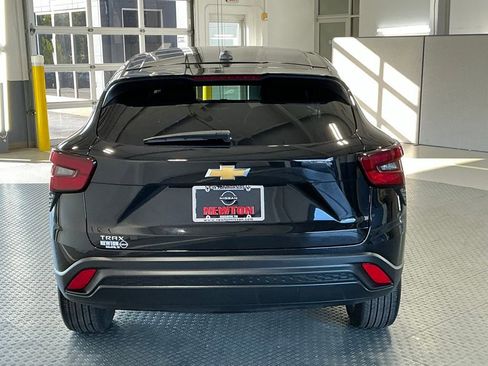 Used 2025 Chevrolet Trax LS FWD image 17
