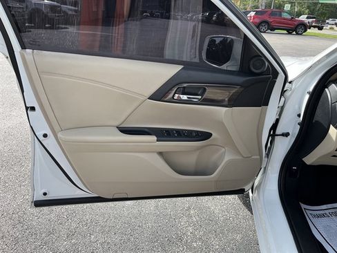 Used 2017 Honda Accord EX image 16