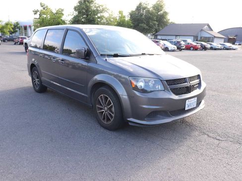 Used 2017 Dodge Grand Caravan SE FWD image 3
