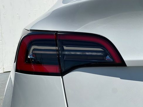 Used 2021 Tesla Model Y 2WD image 26