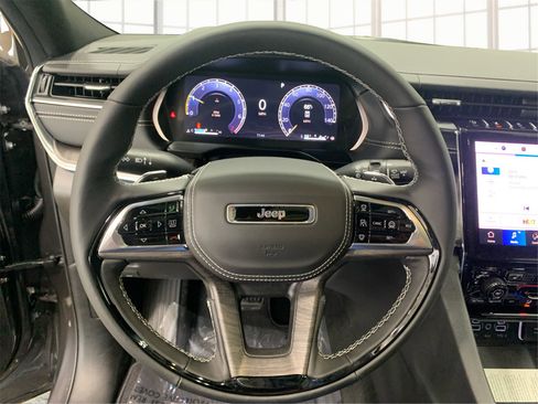 Used 2025 Jeep Grand Cherokee L Overland w/ Advanced Protech Group III image 17