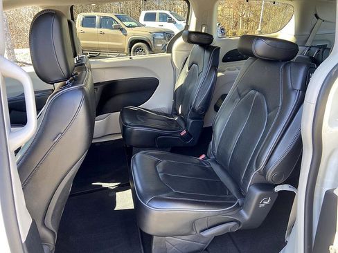 Used 2018 Chrysler Pacifica Limited image 12