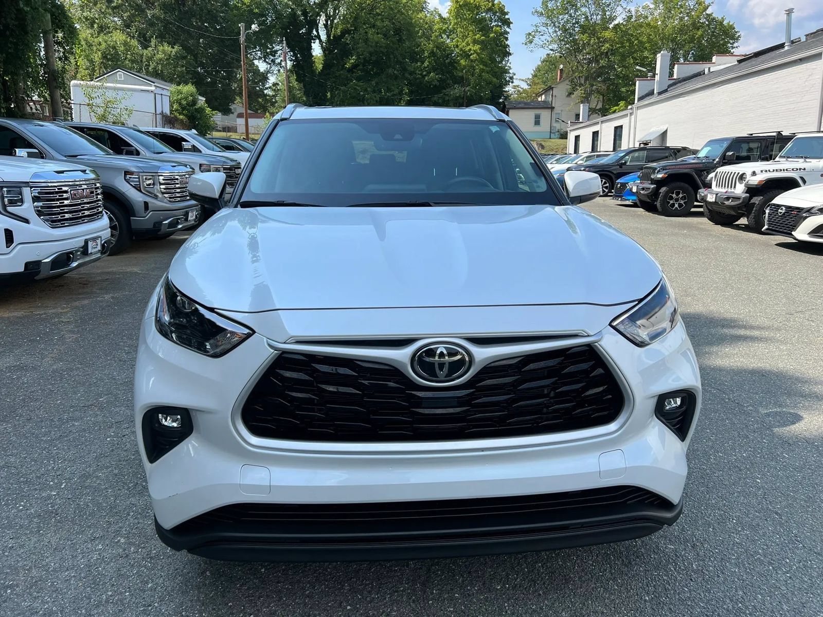 Used 2022 Toyota Highlander XLE FWD image 2