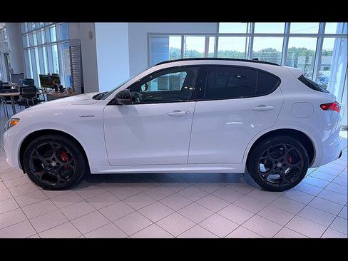 Used 2023 Alfa Romeo Stelvio Veloce AWD/4WD image 4